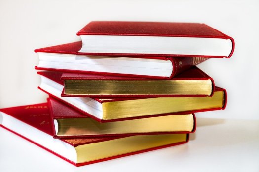 Bücherstapel.jpg