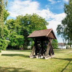 Hüttenwerkplatz mit Glockenstuhl Hüttenwerkplatz mit Glockenstuhl