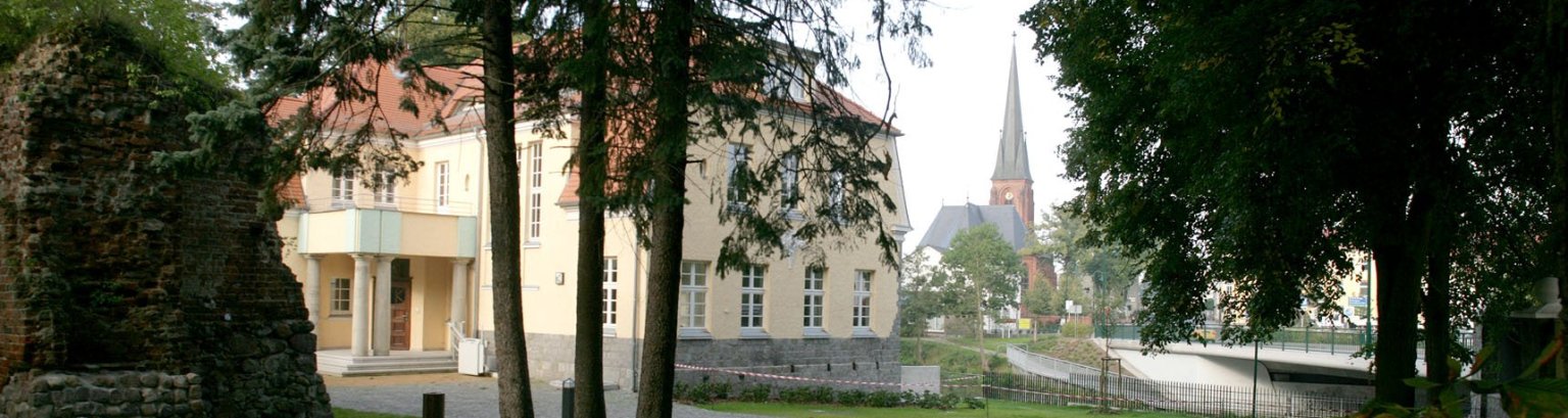 Villa mit Kirche 01.jpg