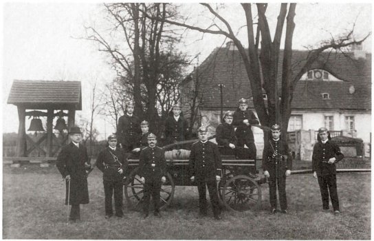 1928 historische Ansicht mit FFw Glockenstuhl.jpg